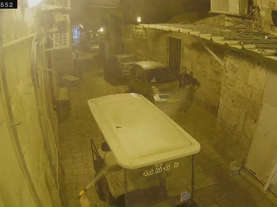 רגעים מהתקרית. הערבי מפעיל את זרנוק המים לעבר הפינה שבה מצטנף החרדי ולא נותן לו להמשיך