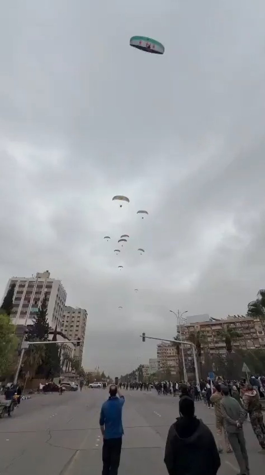 מצנחים בצבעי הדגל הסורי החדש.