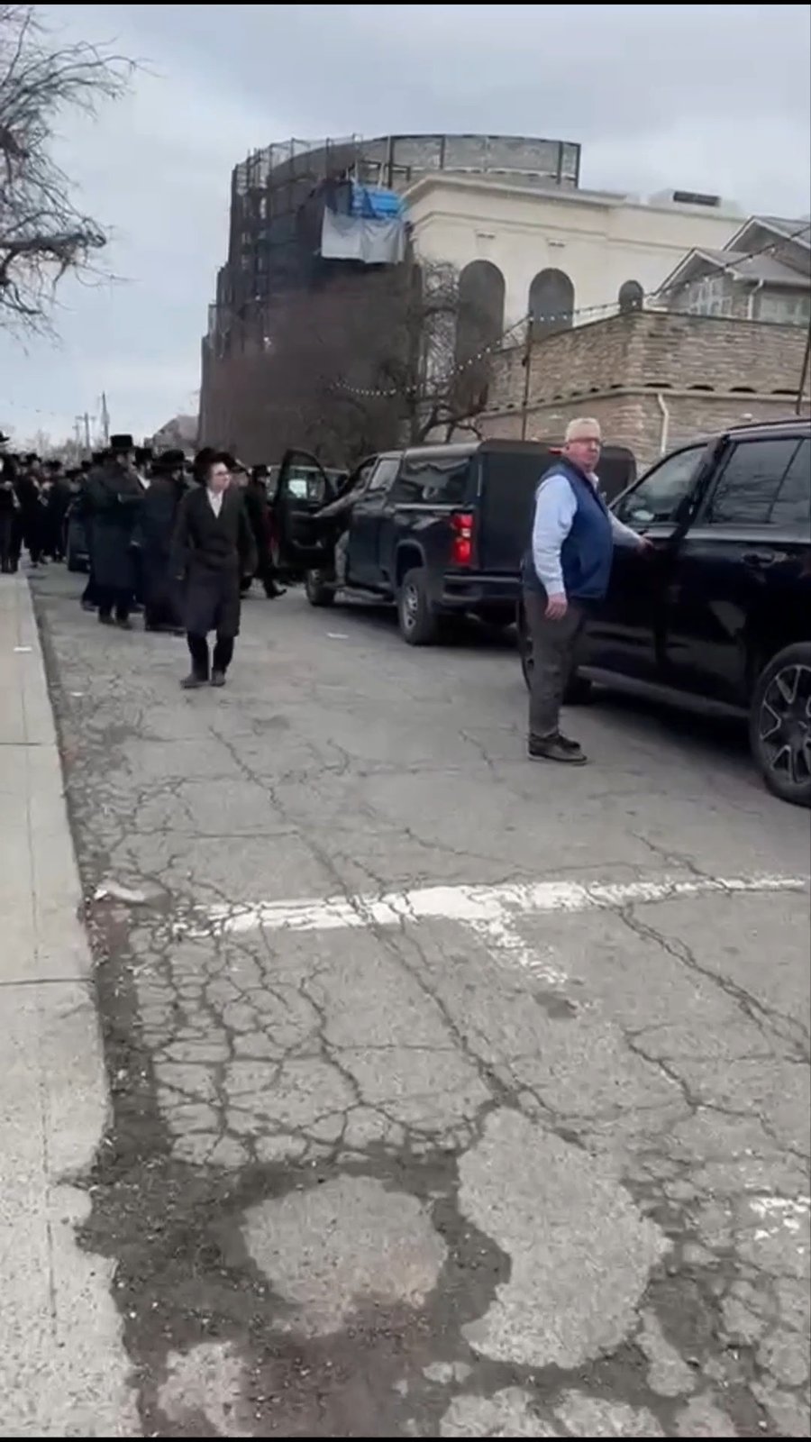 מייק ג'ונסון בביקור אצל האדמו"ר מסקווירא