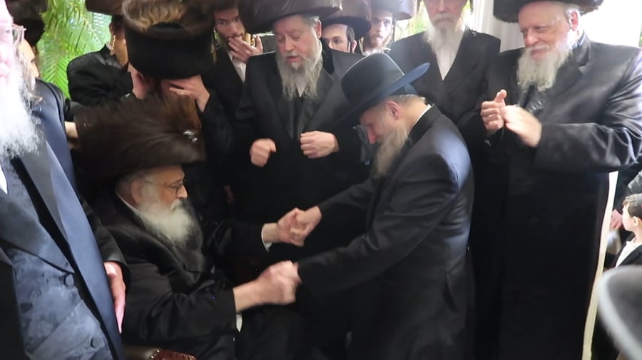 המשגיח הגה"צ רבי דן סגל בריקוד עם האדמו"ר מהורדנקא