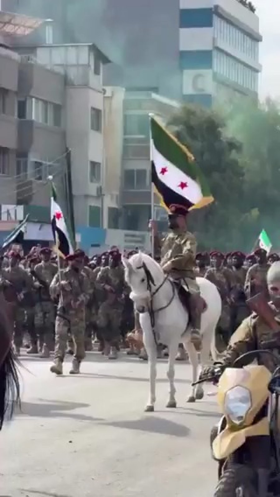 צבא סוריה החדשה במפגן כח ביום השחרור