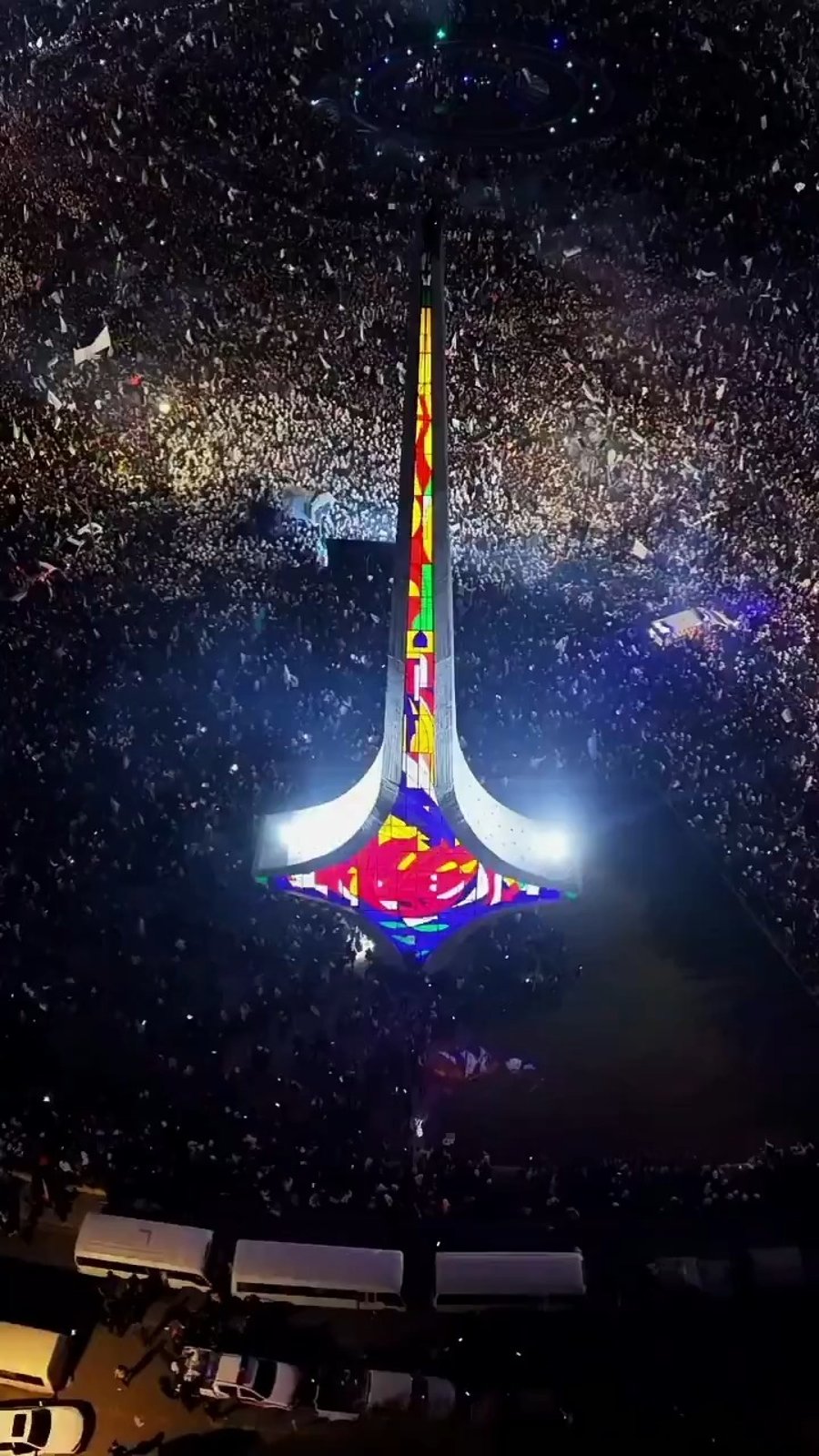 מאות אנשים התקהלו בכיכר אל-אומייין במרכז דמשק