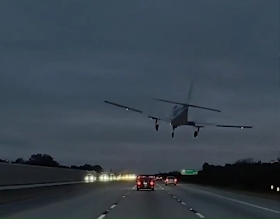 המטוס מתנגש ברכב 