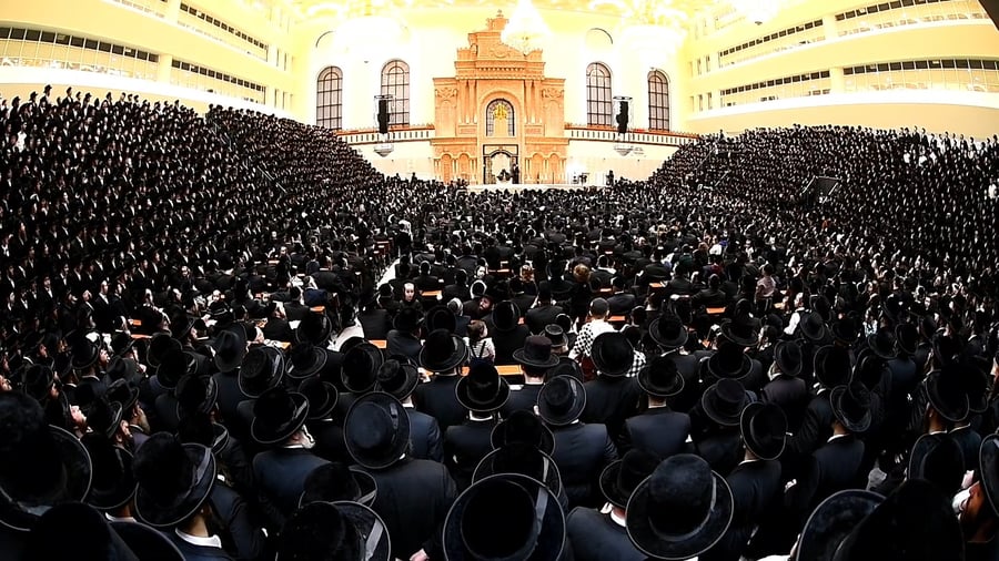 האדמו"ר מויז'ניץ בהדלקת נר ראשון של חנוכה