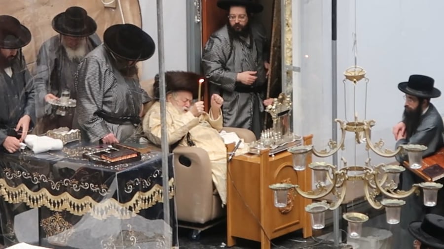 האדמו"ר מתולדות אברהם יצחק בהדלקת נרות חנוכה