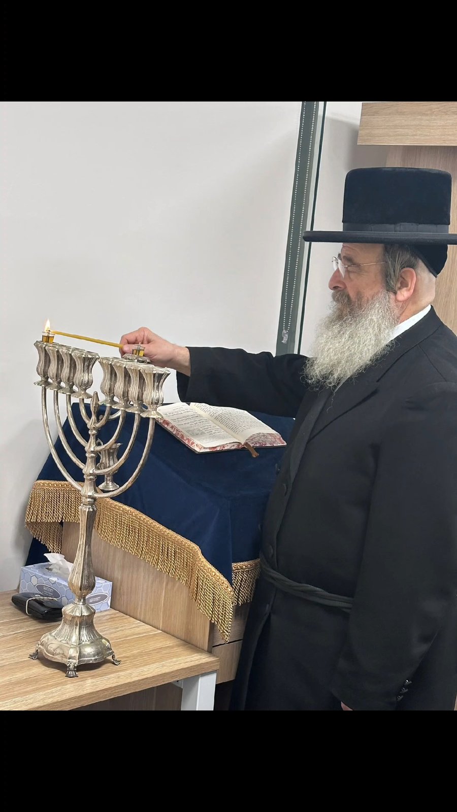 גאב"ד מלברון בהדלקת נרות חנוכה תשפ"ו