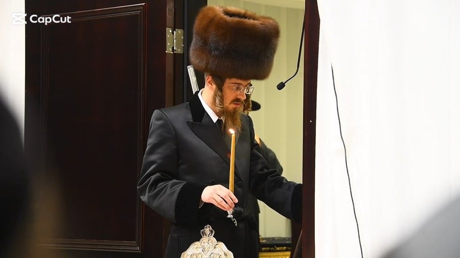 האדמו"ר מסאדיגורה בהדלקת נרות חנוכה 