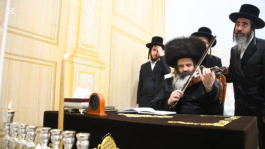 האדמו"ר מזוטשקא בהדלקת נרות חנוכה