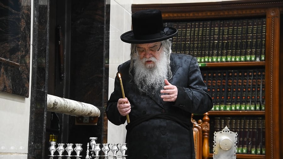 האדמו"ר מדארג בהדלקת נרות חנוכה 