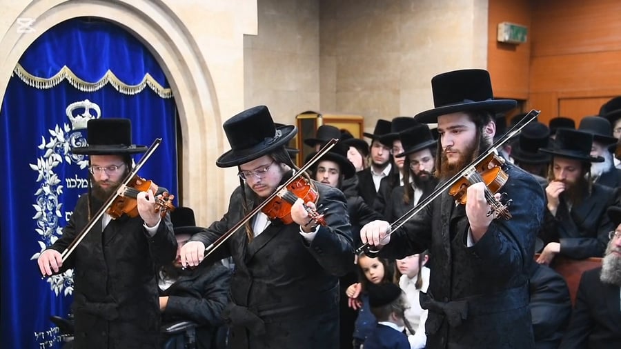 האדמו"ר מנדבורנה בהדלקת נרות חנוכה 