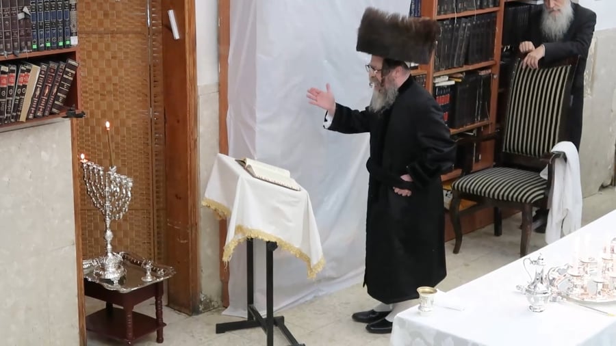 נר א' דחנוכה אצל האדמו"ר מקרעטשניף סיגעט