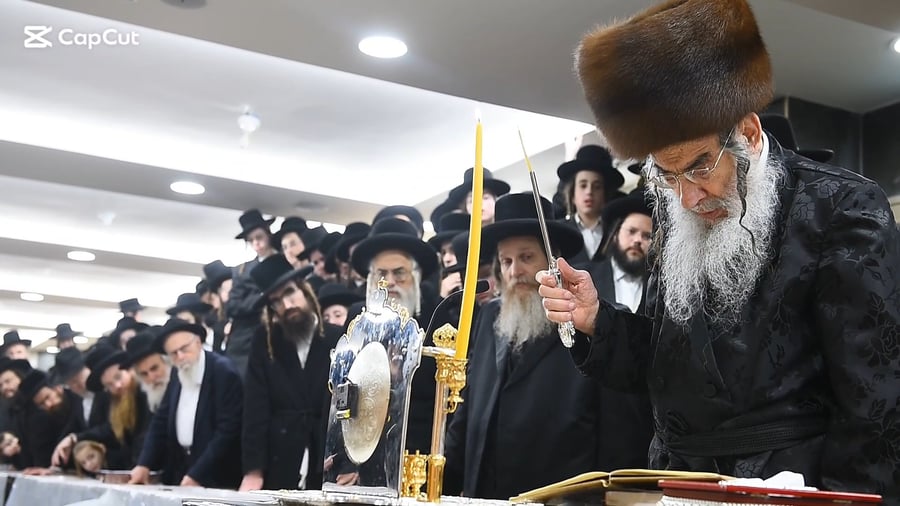 האדמו"ר מאלכסנדר בהדלקת נר ראשון של חנוכה