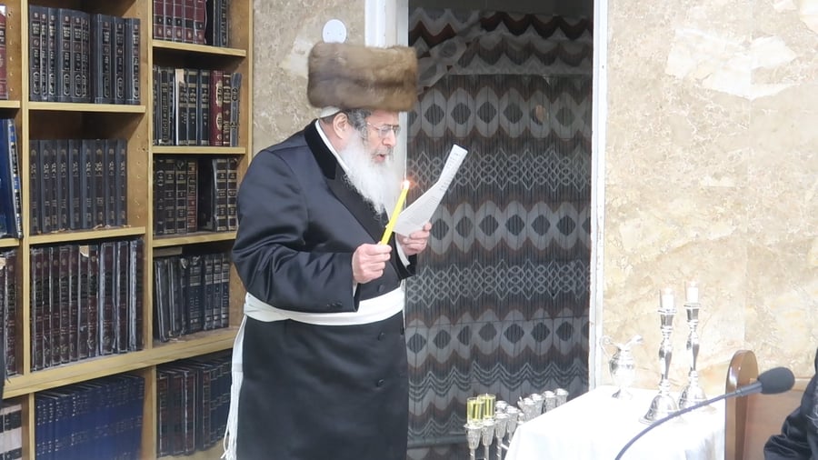 האדמו"ר מקומרנא בהדלקת נרות חנוכה