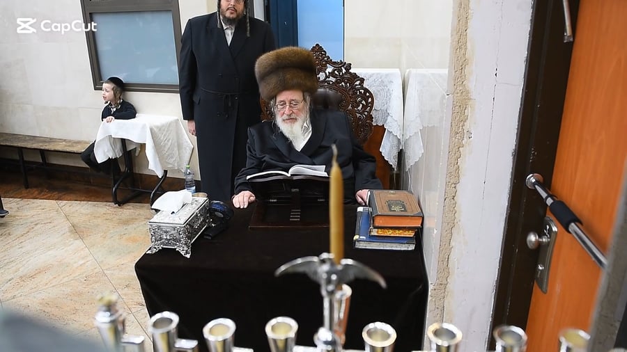 האדמו"ר מספינקא בהדלקת נרות חנוכה