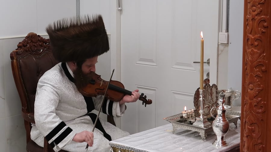 האדמו"ר ממיאלען מנגן בכינור 