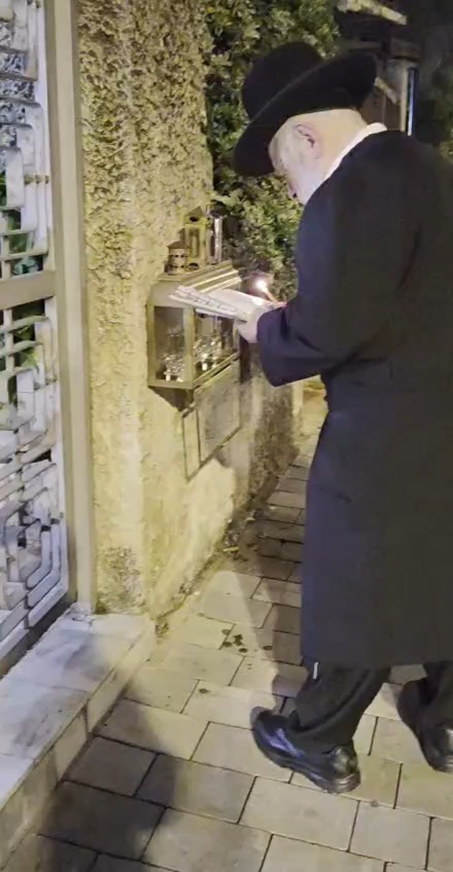 הגאון רבי יצחק זילברשטיין בהדלקת נרות חנוכה
