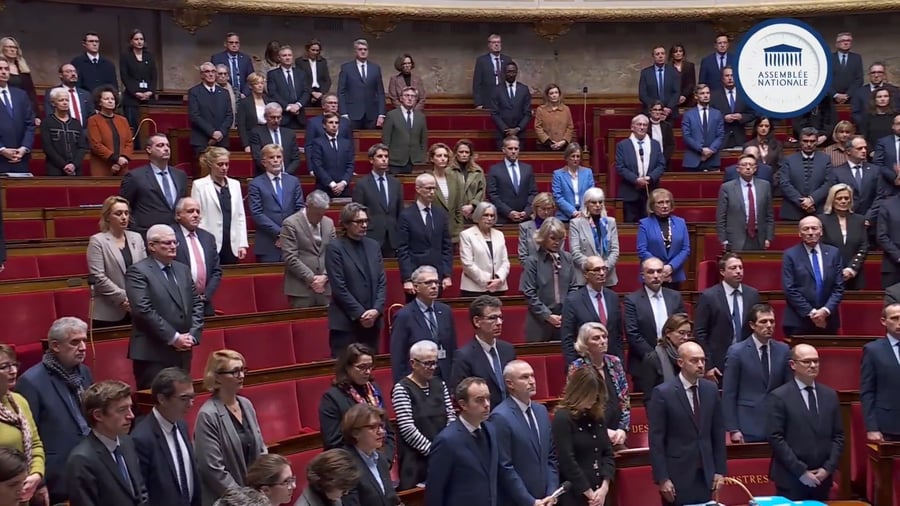 עומדים דומייה