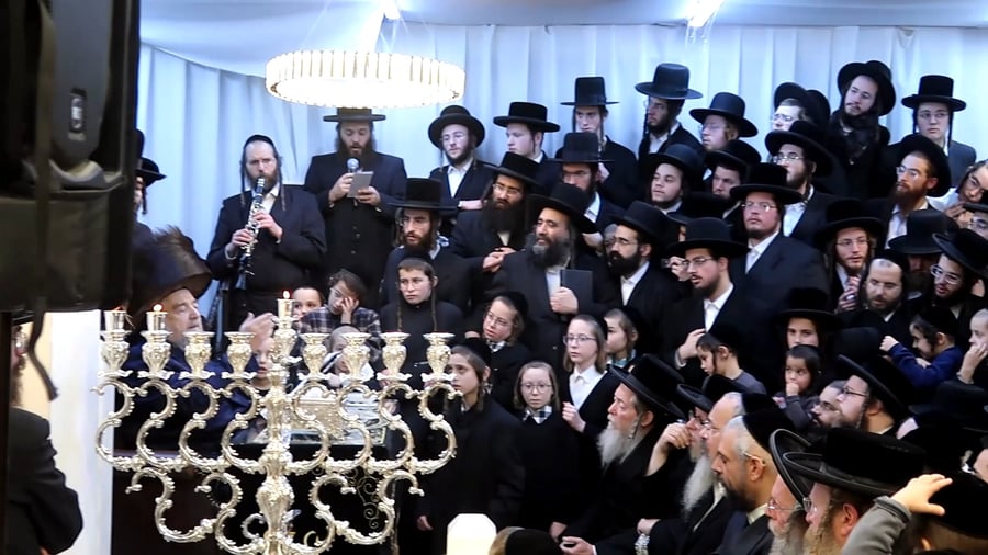 הגה"צ רבי יעקב מאיר שכטר בהדלקת נרות חנוכה