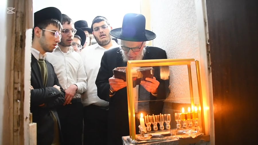 הגאון רבי משה הלל הירש בהדלקת נרות חנוכה 