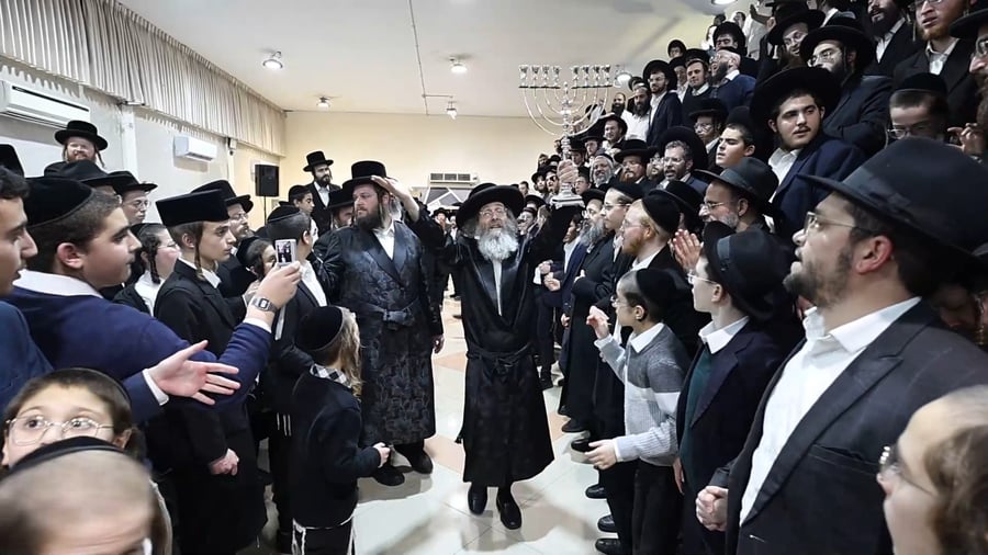 הרה"צ רבי אלימלך בידרמן בטיש חנוכה בחיפה