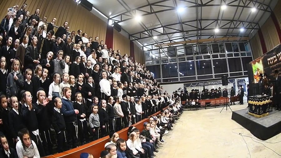 האדמו"ר מסאדיגורה בחלוקת מעות חנוכה לילדים