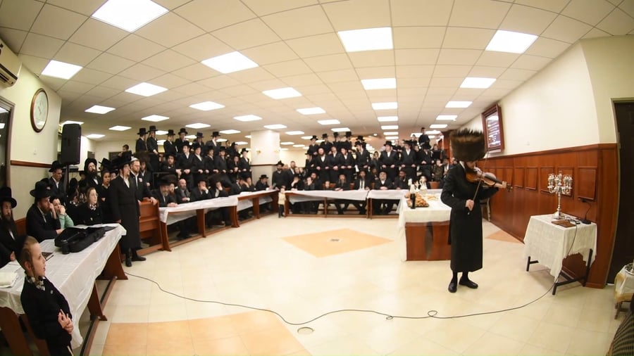 הרב בנימין רוזנבוים מנגן בכינור בקרעטשניף קרית גת