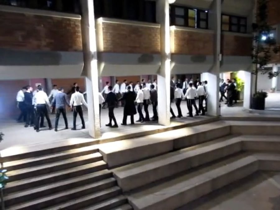 הגר"ש אנגלנדר בהדלקת נרות חנוכה 