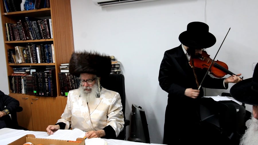 הרבי מטורקא בהדלקת נרות חנוכה