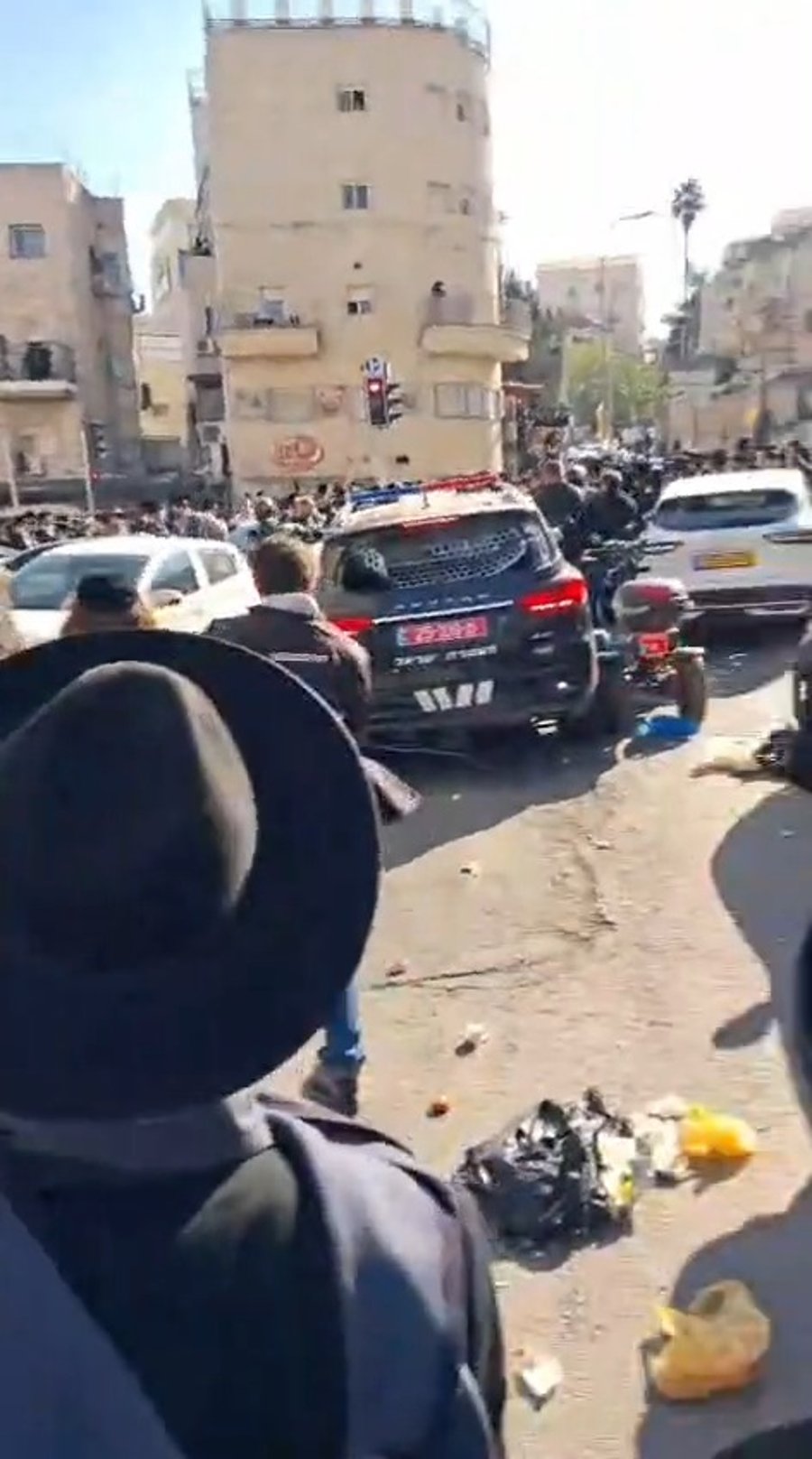 זריקת הרימון הלם על ידי המשטרה