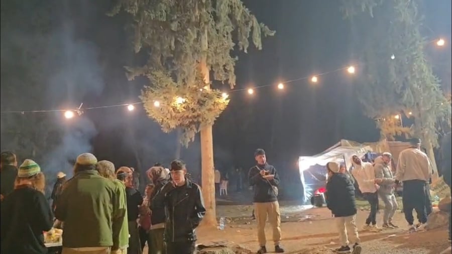 המונים חוגגים חנוכה בקבר מתתיהו