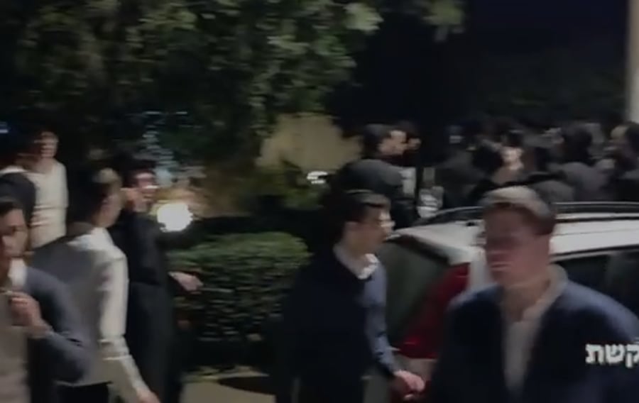 המפגינים סמוך לבית תלמיד הישיבה בהוד השרון