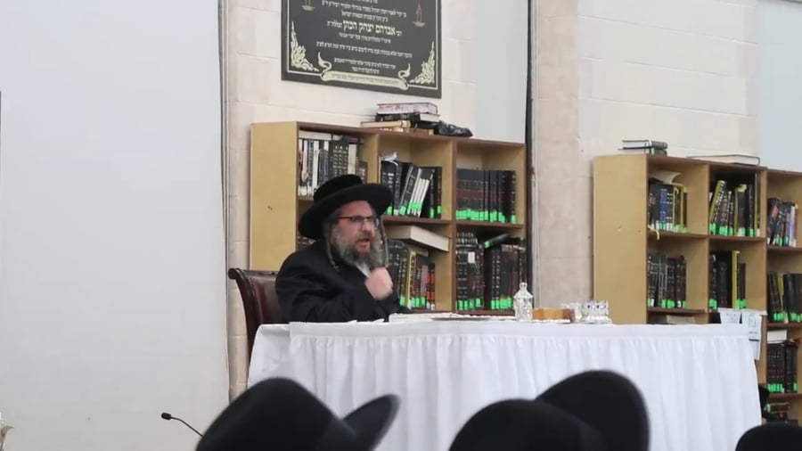 הרה"צ רבי מנחם מענדיל טייטלבוים במסיבת חנוכה