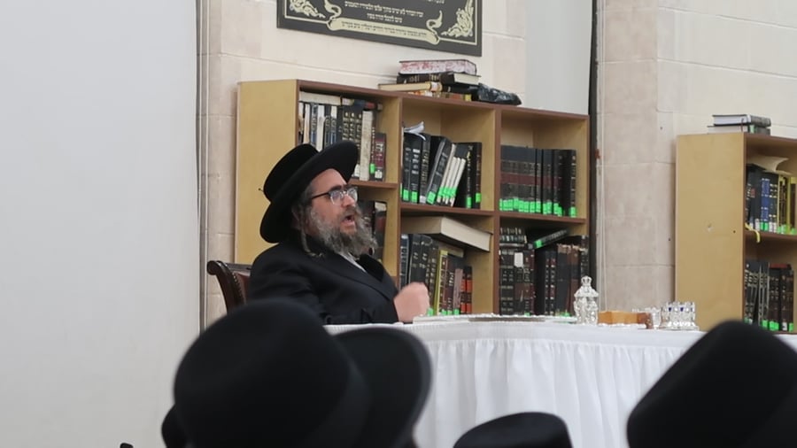 הרה"צ רבי מנחם מענדיל טייטלבוים במסיבת חנוכה