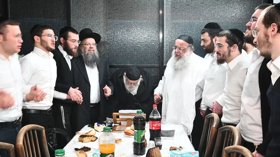 מסיבת חנוכה אצל הגר"מ גריינמן