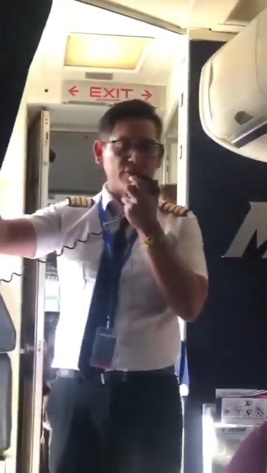 הטייס מודיע לנוסעים ההמומים