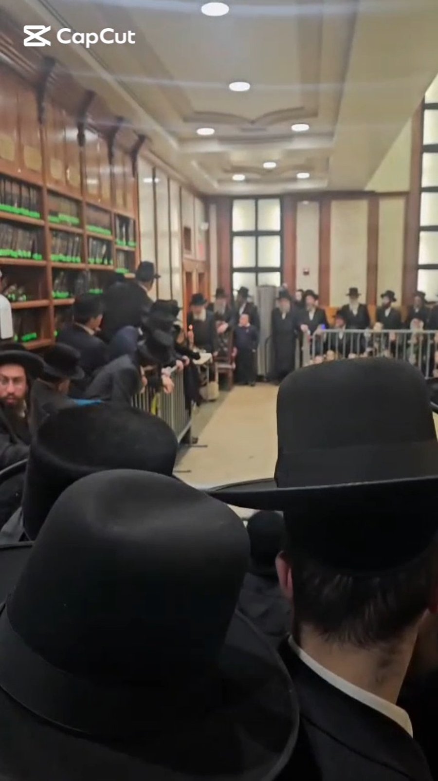 האדמו"ר מרחמסטריווקא ארה"ב בהדלקת נרות חנוכה