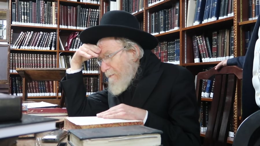 הגאון רבי ירחמיאל אונגרישר בהדלקת נרות חנוכה