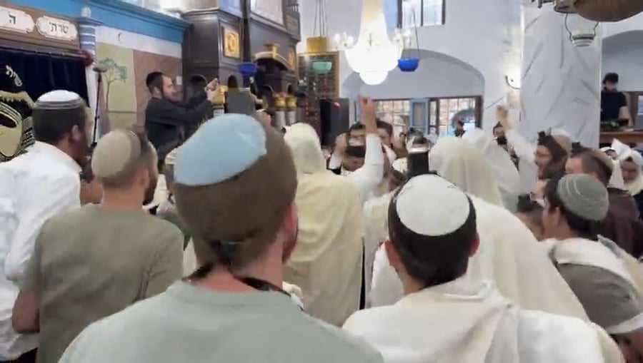 תפילת זאת חנוכה בבית הכנסת אבוהב