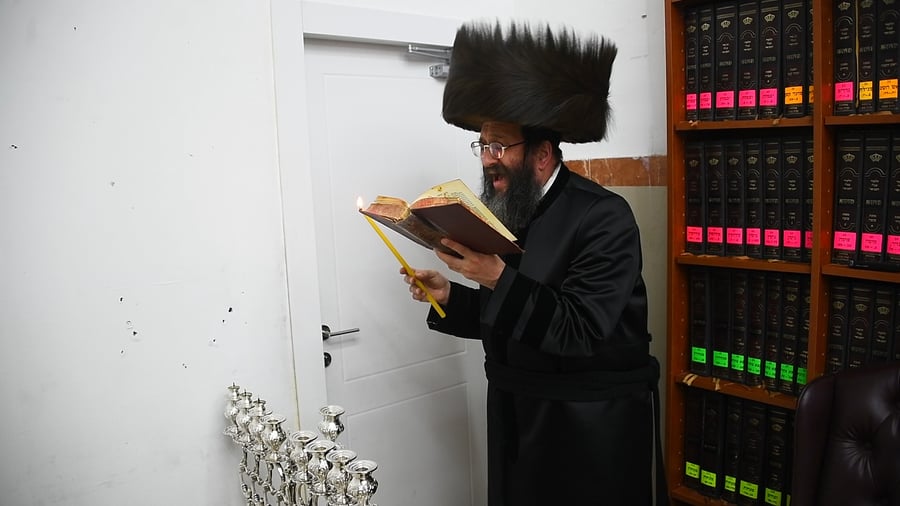 האדמו"ר מספינקא רמת אהרן בהדלקת נרות חנוכה
