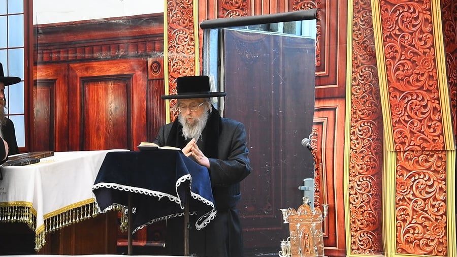 האדמו"ר מפינסק קרלין בהדלקת נרות חנוכה