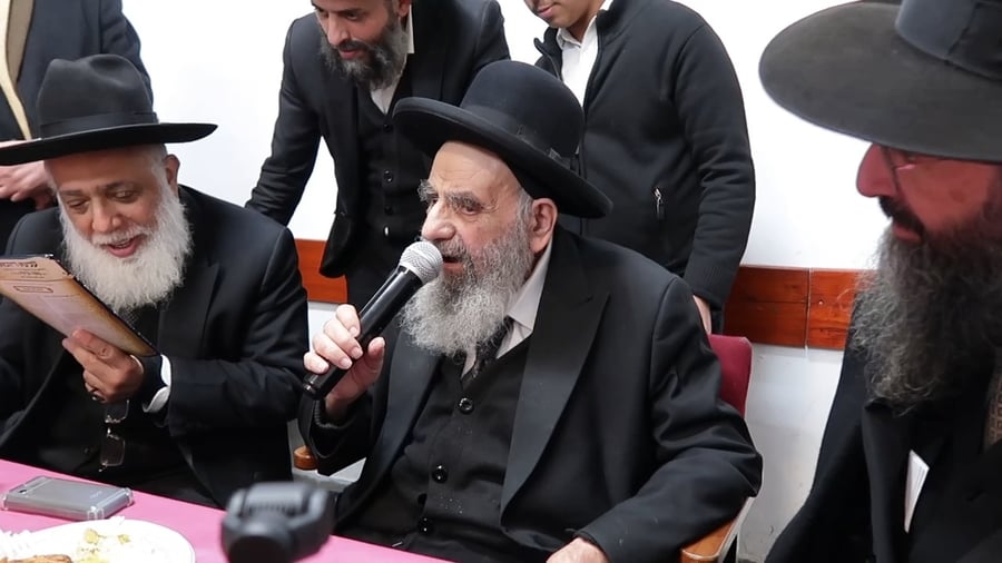 הגאון רבי משה צדקה מזמר את בניגון שהלחין