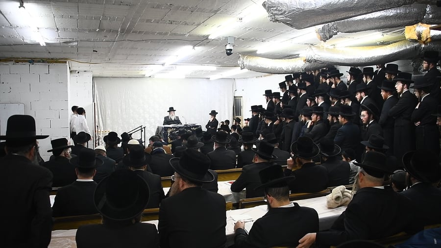 האדמו"ר מטולנא בהדלקת נרות חנוכה 