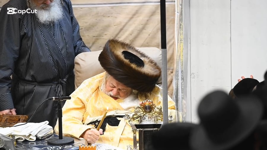 האדמו"ר מתולדות אברהם יצחק בהדלקת נרות חנוכה