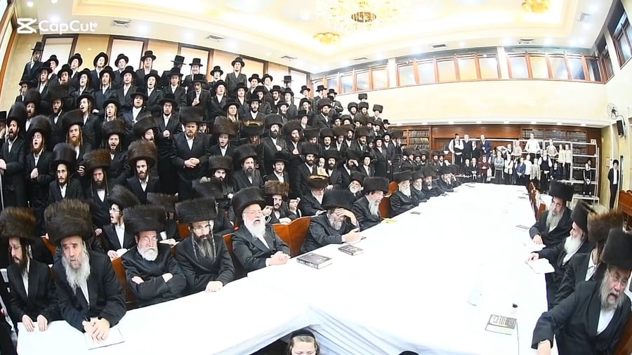 האדמו"ר משבט הלוי בהדלקת נרות חנוכה 