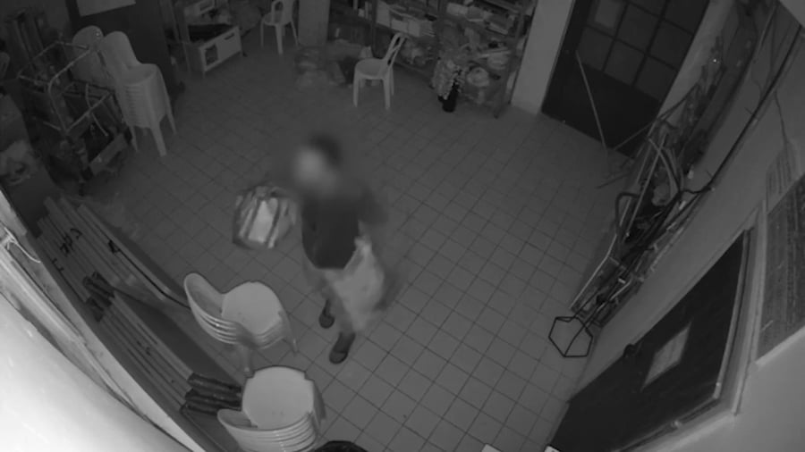 פורץ אל בית הכנסת