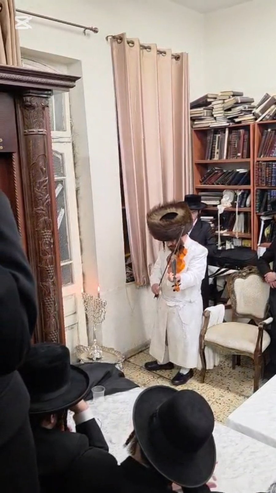 האדמו"ר מקרעטשניף כפר אתא בהדלקת נרות חנוכה