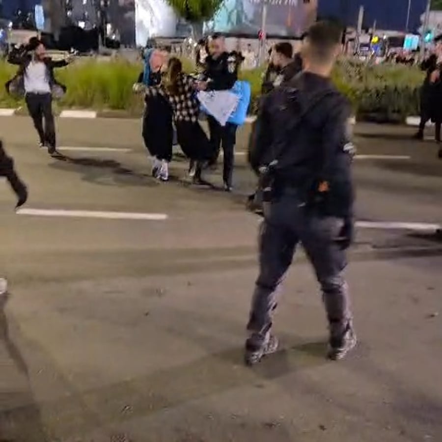 דוחפים אישה חרדית, הערב בבני ברק | צפו