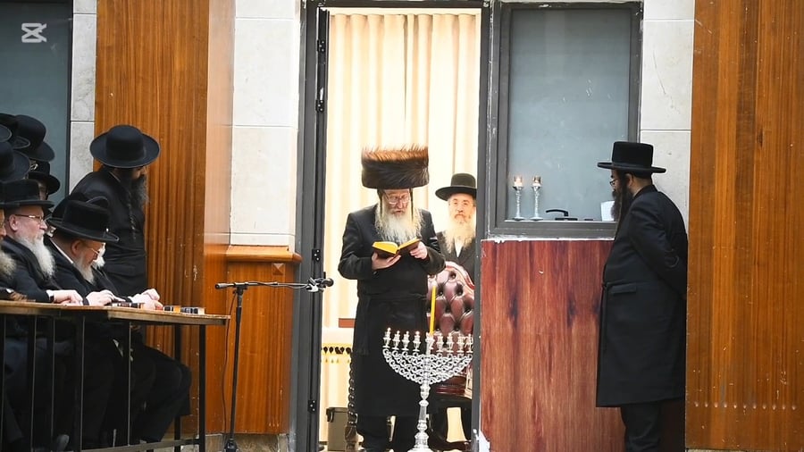 האדמו"ר מביאלה בהדלקת נרות חנוכה