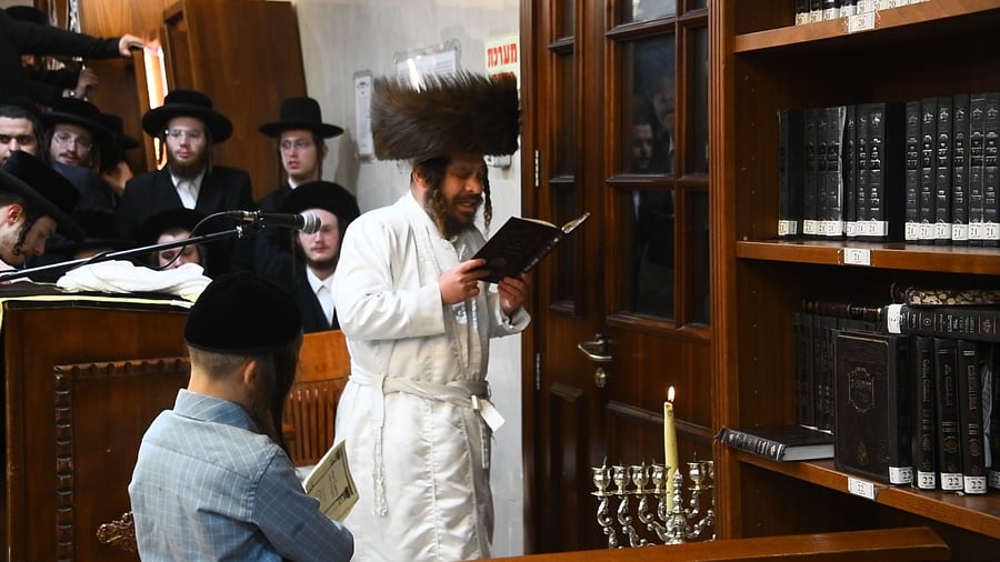 האדמו"ר מקרעטשניף כפר אתא בהדלקת נרות חנוכה