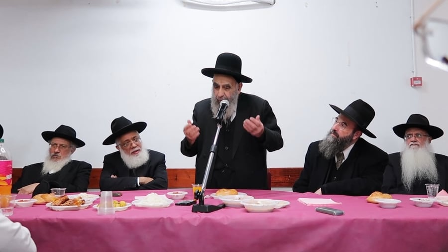 הגאון רבי משה צדקה נושא דברים במסיבת חנוכה